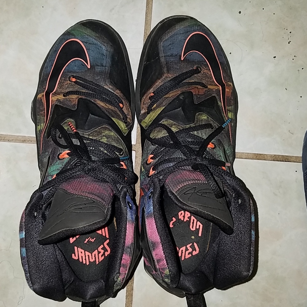 Lebron 13 (akronite)
